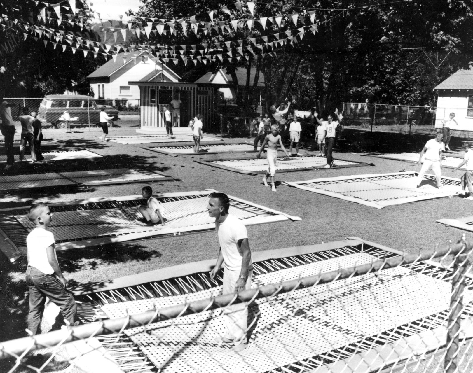 1960: Trampoline park
